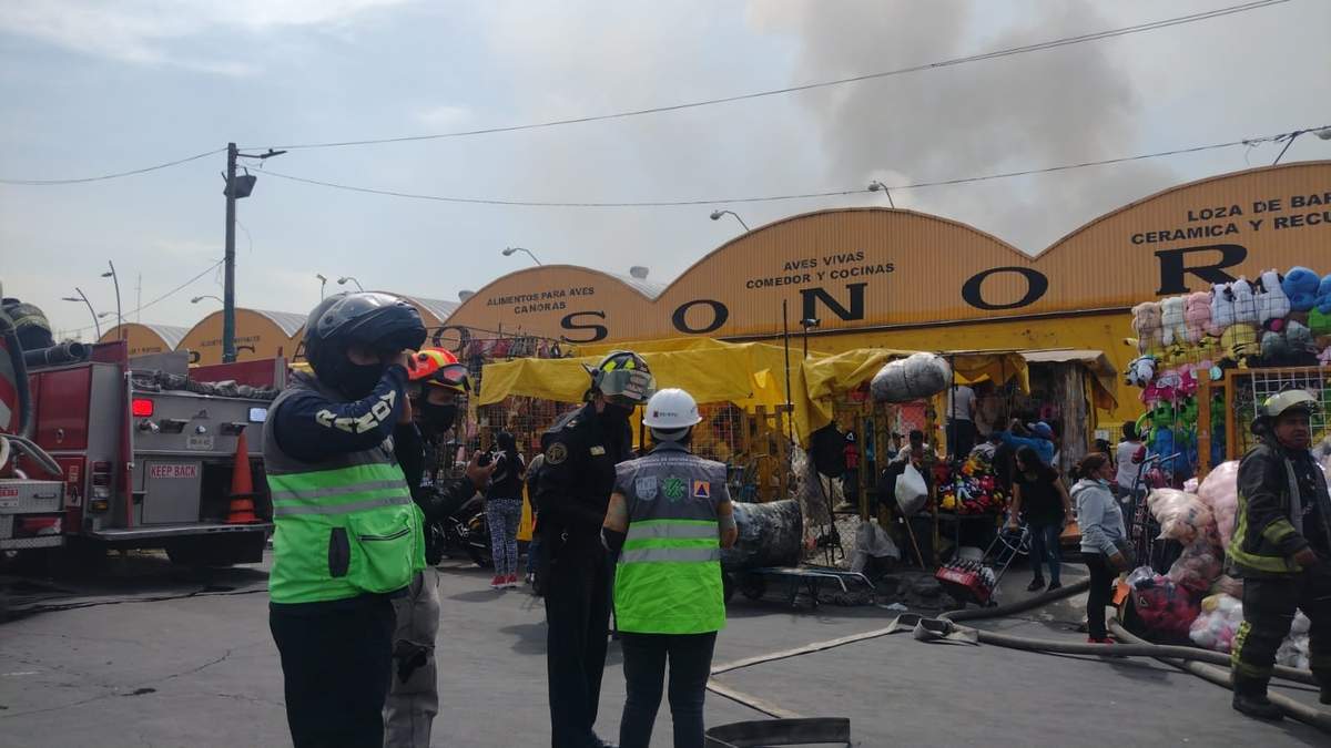 Los cuerpos de emergencia y rescate se encuentran en el lugar para controlar el incendio