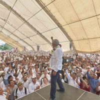 Los políticos más cercanos al gobernador Manuel Velasco y hasta su abuelo... con AMLO