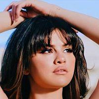 ¡Se le ve! Selena Gómez lució un vestido con tajos a ambos lados y olvidó que no llevaba nada debajo