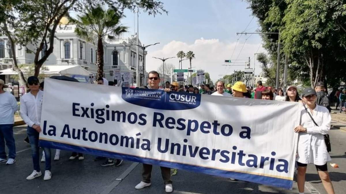Asistentes a la marcha por la UdeG