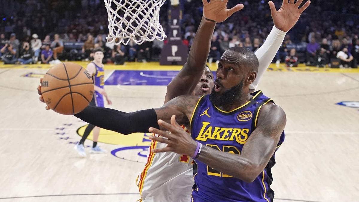 El alero de los Lakers de Los Ángeles