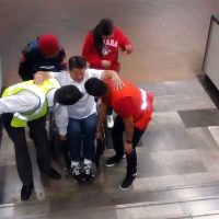 Personal del Metro carga a usuarios ante falla de escaleras eléctricas