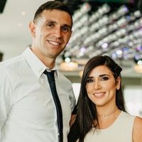 No se quedó callada: Dibu Martínez recibió el apoyo de su esposa tras la sanción de la FIFA