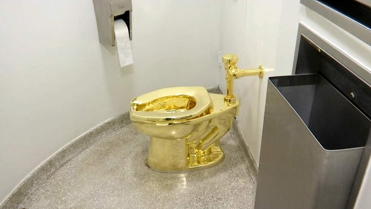 El inodoro de 18 quilates, titulado "América", de Maurizio Cattelan en el baño del Museo Solomon R. Guggenheim en Nueva York, el 16 de septiembre de 2016