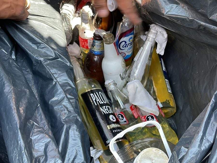 Bolsa negra que contenía bombas molotov, localizada en una esquina de la avenida Hidalgo, esquina con Doctor Mora
