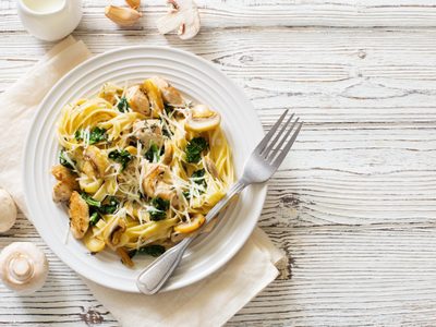 Pasta con champiñones, cebolla y ajo asado: una bomba de sabor que vas a querer degustar re calentita en la cena