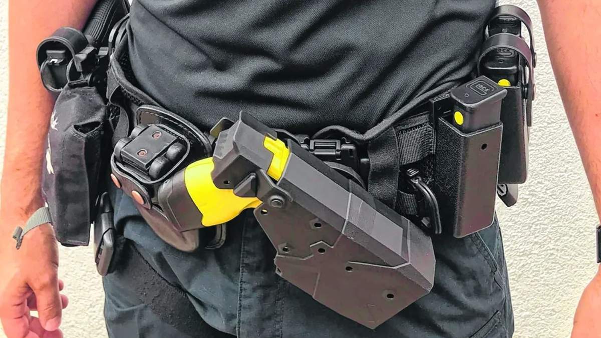 Las Taser 10 permiten realizar múltiples disparos sin recarga inmediata. Fuente: (Facebook)