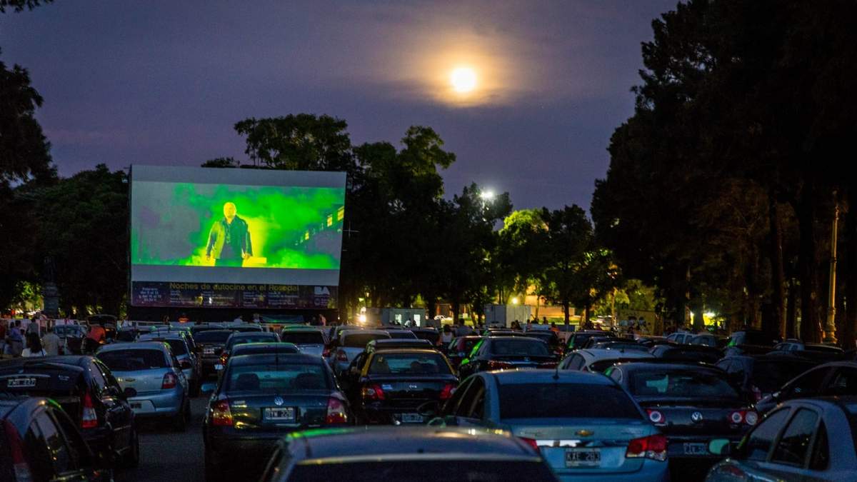 ¿Vuelven los autocines? Fuente: (Twitter)