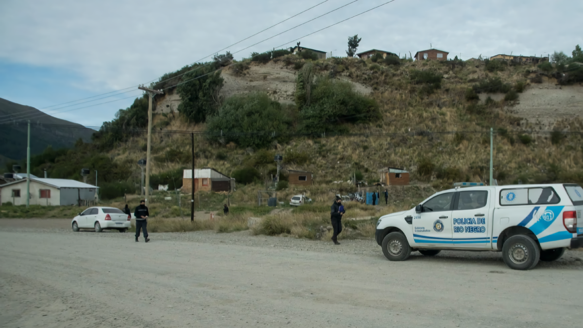 Policías en la zona sur de Bariloche. Fuente: (Twitter)