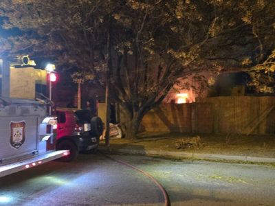 Devastador incendio de una vivienda en Centenario dejó con lo puesto a una familia