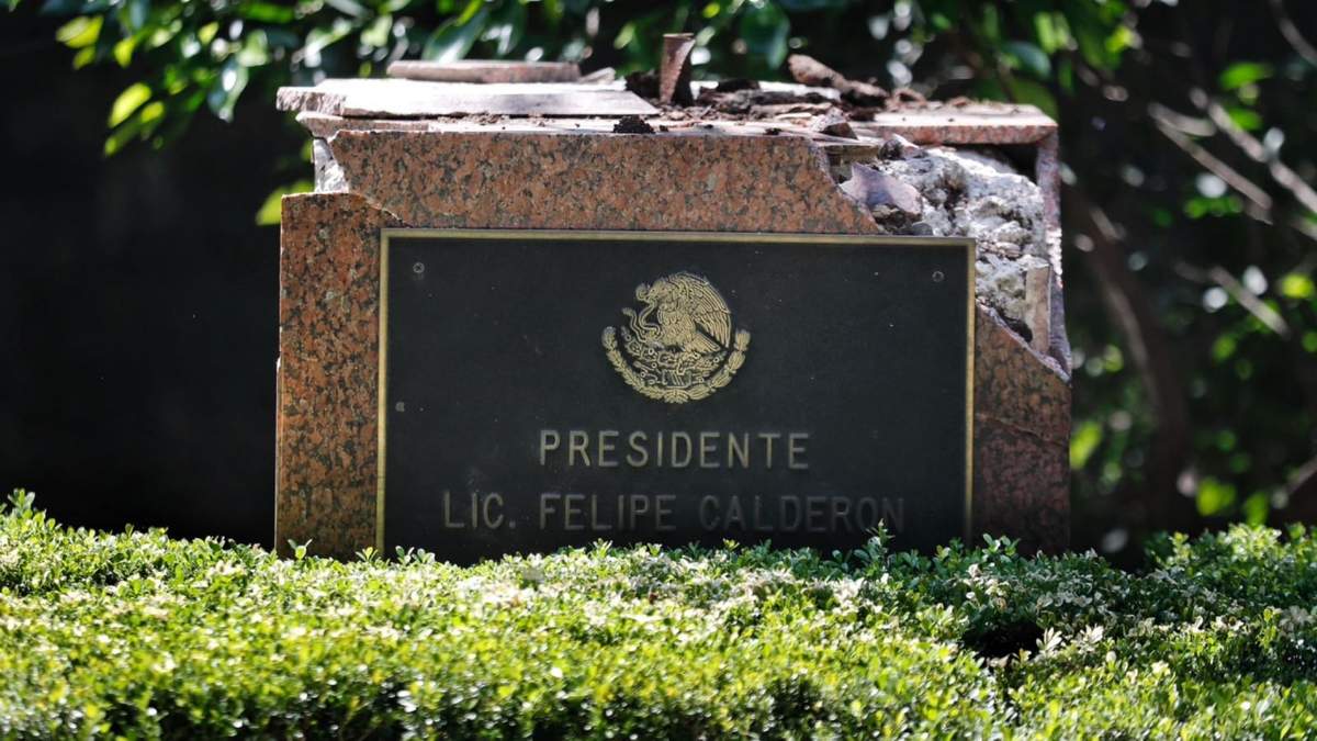 Base de la estatua de Felipe Calderón en Los Pinos