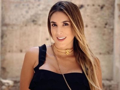 ¿Cómo lo hizo? Daniela Ospina en bikini hace esta pose con sus piernas y subió la temperatura ¡Qué c