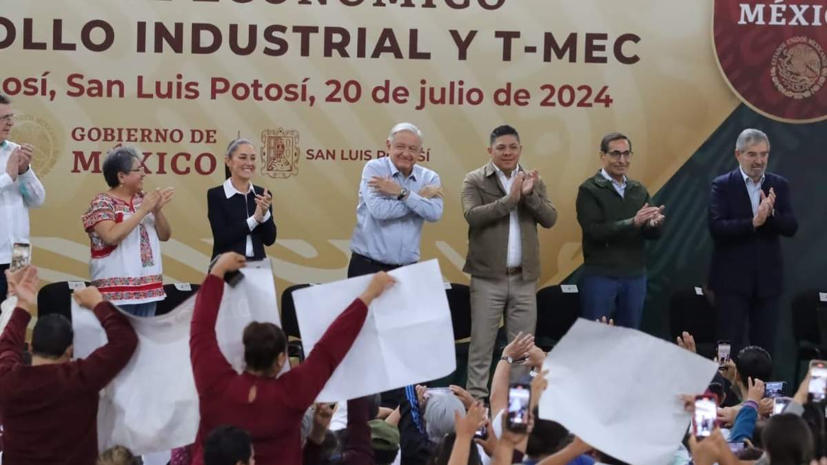 Reciben con protestas a AMLO y a Sheinbaum en mitin en San Luis Potosí