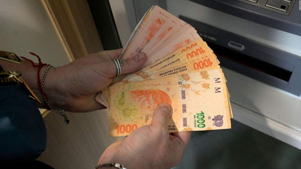 El Gobierno estableció el último aumento del año para el salario mínimo. Fuente: (X)
