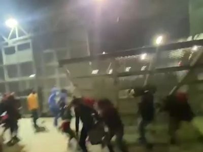 Deja 21 lesionados riña en penal de Apodaca; cae portón sobre un camarógrafo y un fotógrafo