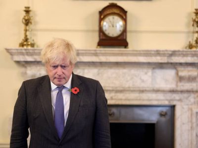 La renuncia de dos ministros complica la permanencia de Boris Johnson