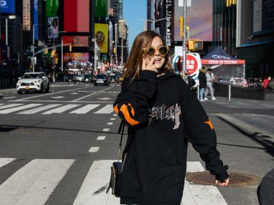 El ícono centennial: Muna Pauls brilló con un outfit black and white que derrocha rock