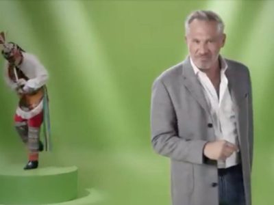 Arath de la Torre recibe tunda por un comercial en el que se burla de los Voladores de Papantla