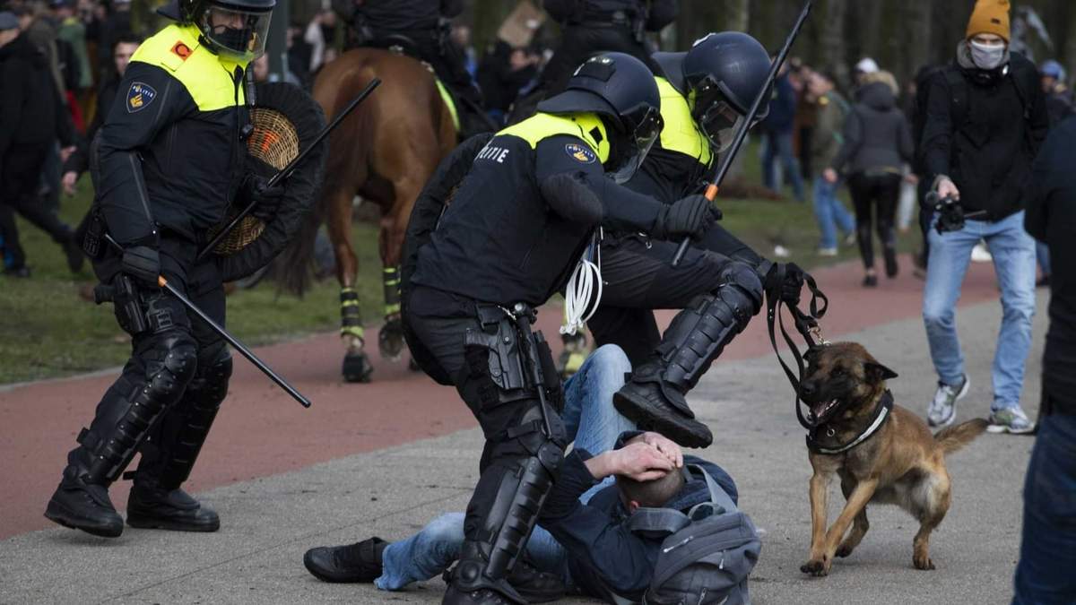 La policía reprime una protestas en Holanda. Fuente: (Twitter)