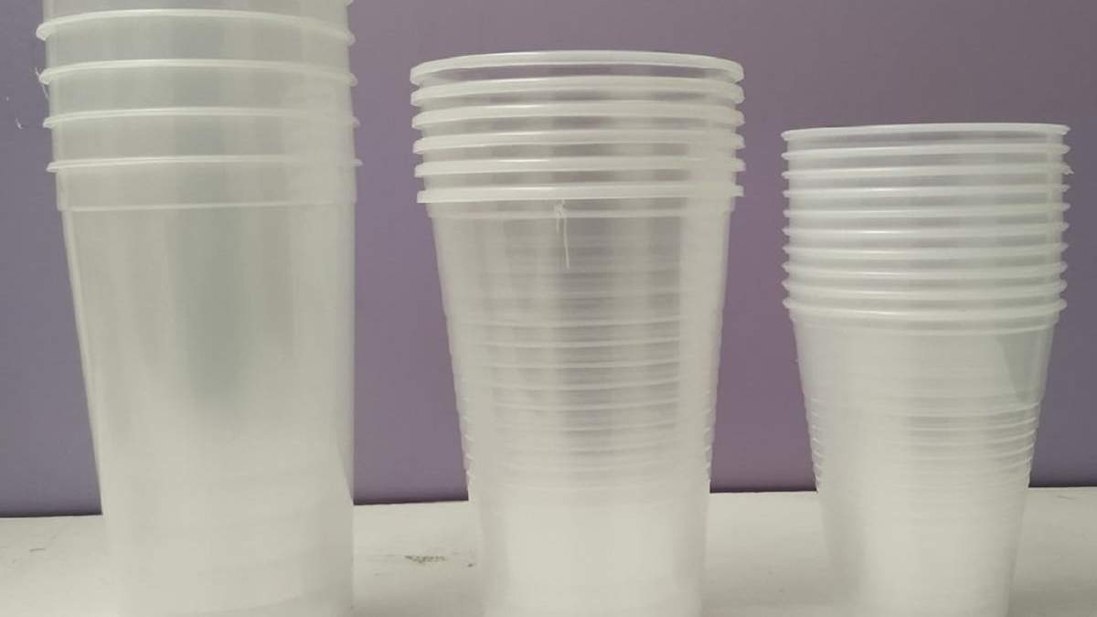 Cómo reciclar con vasos de plástico. Fuente: (X)