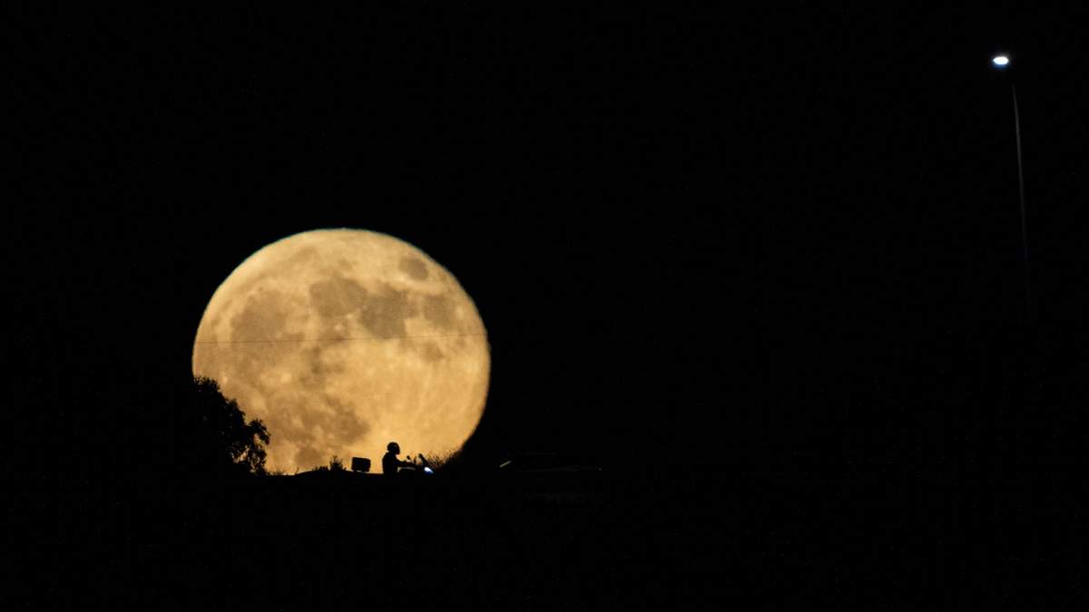 Todo el mundo puede ver una Superluna sin equipo especial si el cielo está despejado