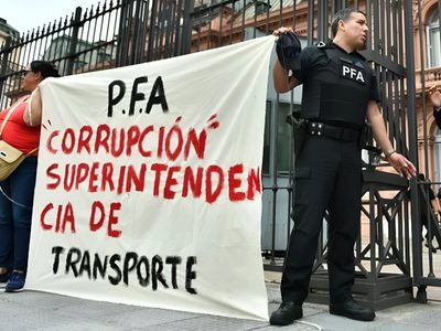 El policía que se encadenó a la Casa Rosada denunció corrupción y apuntó contra un comisario