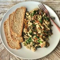 Receta proteica y rápida: preparate esta cena con huevos revueltos y un toque verde que sorprende