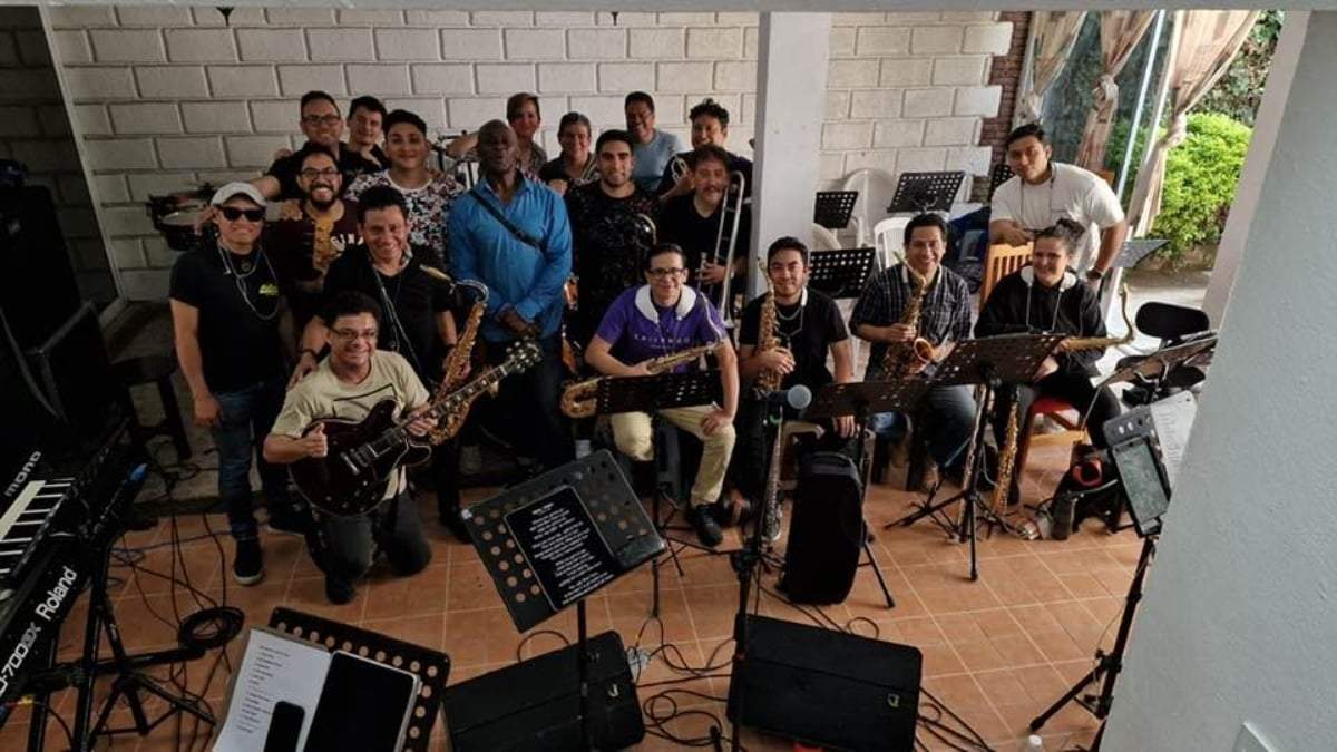Integrantes de la Big Band Jazz de México con Ola Onabulé