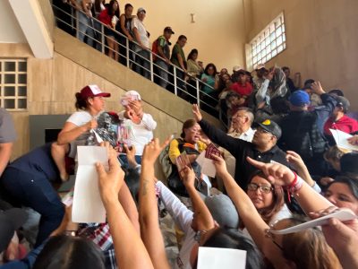 “¡Aviéntala!”: Asistentes al evento de Brugada pidieron sus mochilas entre gritos y empujones (Video