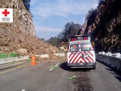 En Edomex, tormentas inundan 618 viviendas y derrumbe cierra la autopista Toluca-Naucalpan