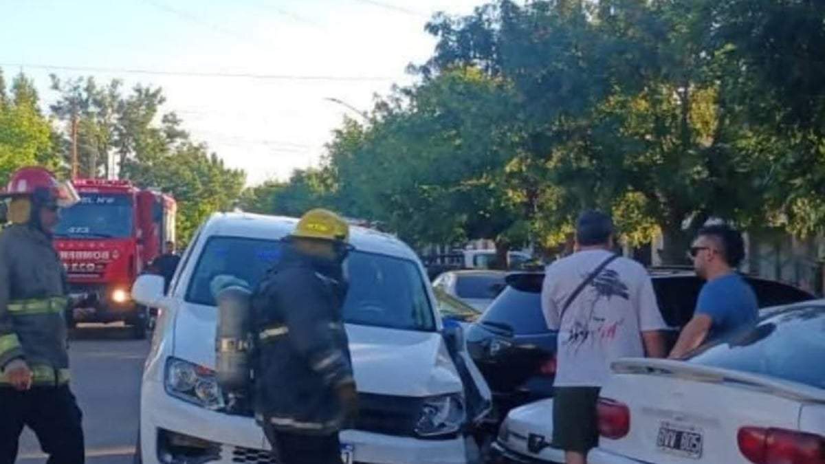 La camioneta sin la rueda delantera izquierda y su conductor en estado de ebriedad. Fuente (La Voz del Neuquén)