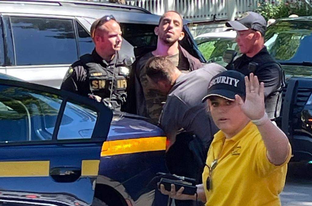 Hadi Matar, atacante del escritor, en el momento de ser detenido
