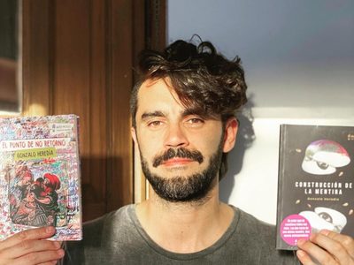 Libros y mucha onda: así decoró Gonzalo Heredia el rincón preferido de su casa