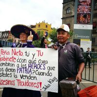 Azcárraga, 'lamehuevos de Peña”: activista reparte consignas en Palacio Nacional