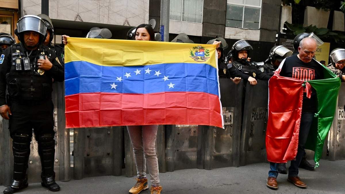 Manifestantes mexicanos afuera de la Embajada de Venezuela en México