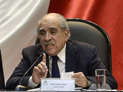 Pablo Gómez acusa a 400 funcionarios del INE de cobrar “sueldos ilegales”