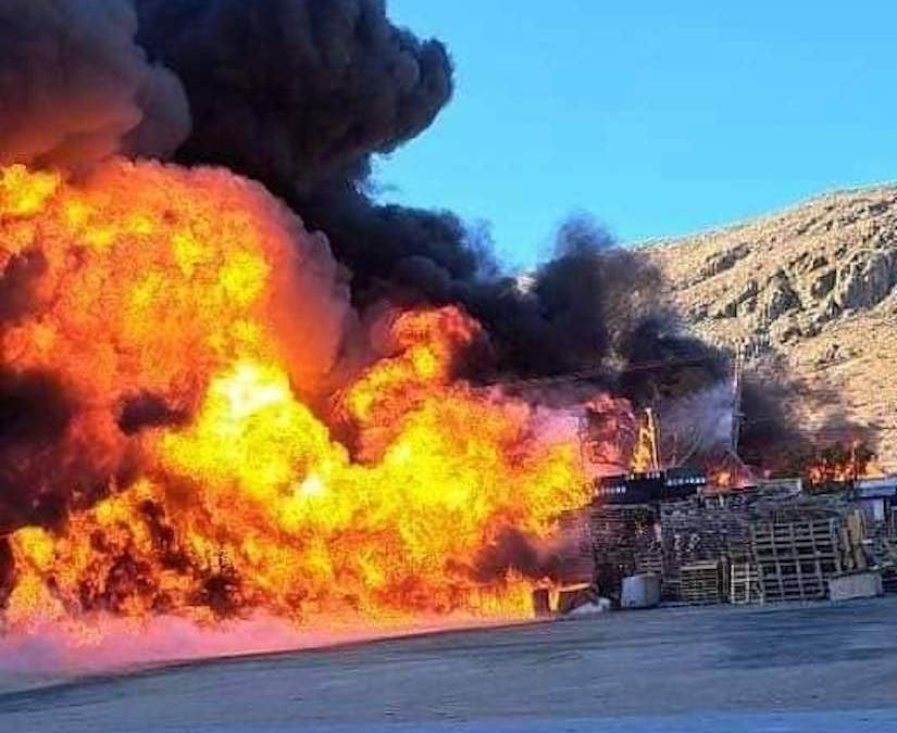 El fuego a la orilla de la carretera