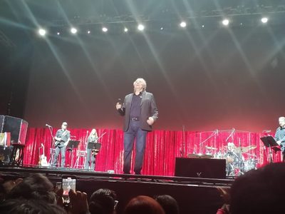 Serrat durante su concierto en el FIC: “Gracias a los músicos que hacen sonar las canciones…”