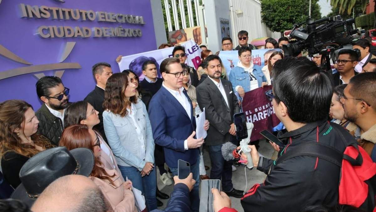 Los políticos de Movimiento Ciudadano acudieron al Instituto Electoral de la CDMX