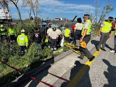 Autobús de pasajeros volcó en la México-Querétaro: seis muertos y 15 heridos
