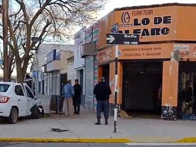 Accidente en General Paz y Av. del Trabajo: un vehículo atravesó una vidriera y causó dos heridos