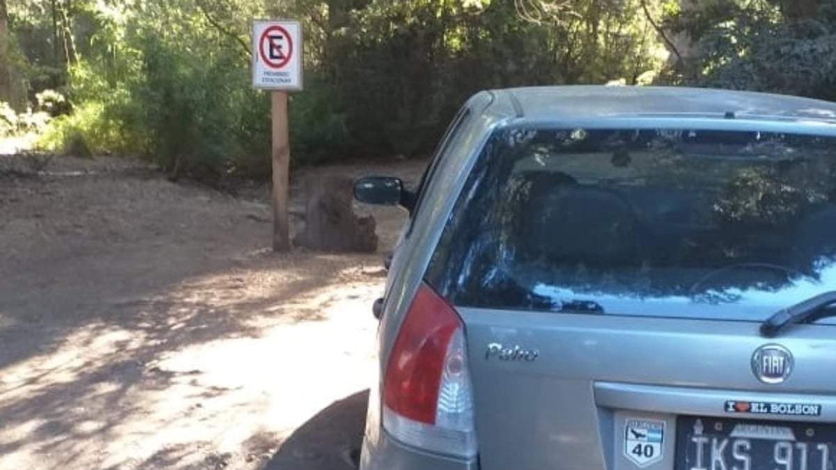 Autos estacionados en lugares prohibidos dentro del área del Lago Gutiérrez. Fuente: (Parque Nacional Nahuel Huapi)