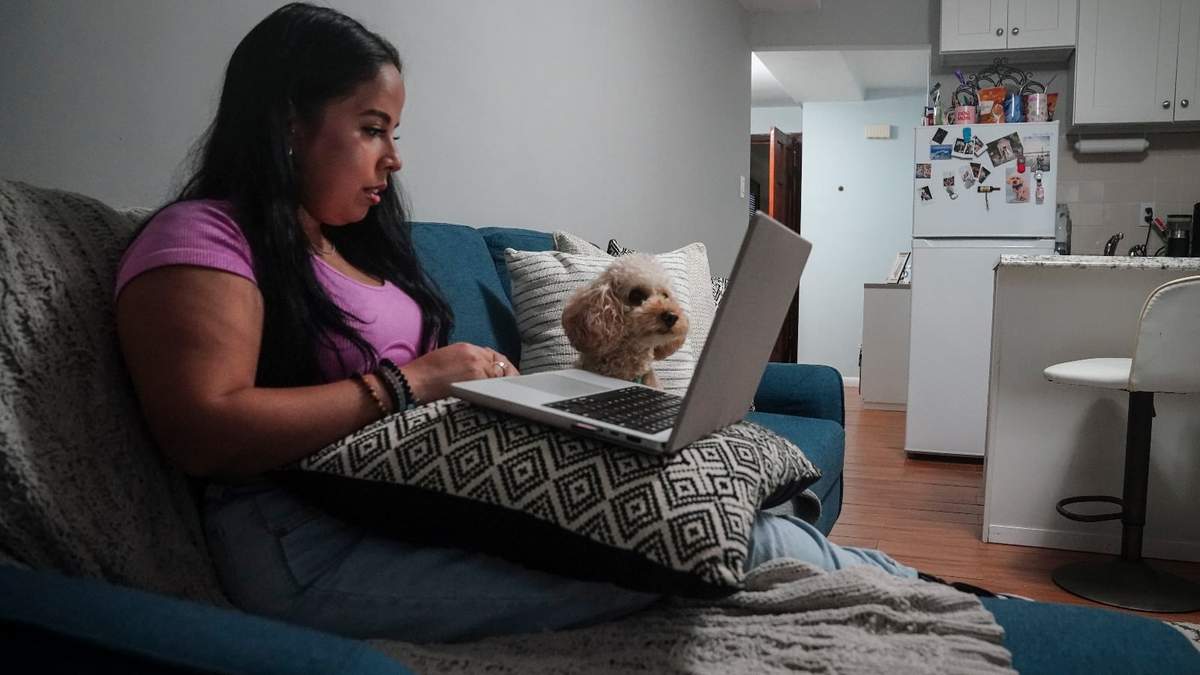 Melissa Chavez trabaja en casa junto a su perro Milo el jueves 24 de agosto de 2023, en Nueva York