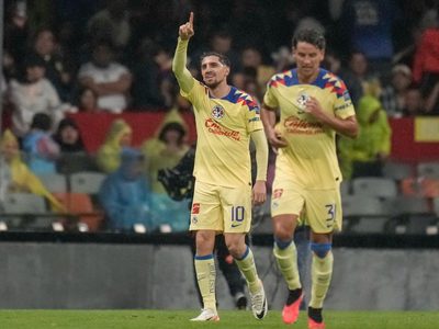 América golea 4-0 a las Chivas en el “clásico nacional” (Videos)
