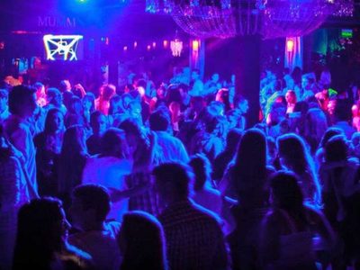Golpearon salvajemente a un joven a la salida de un boliche en Plottier y lo grabaron
