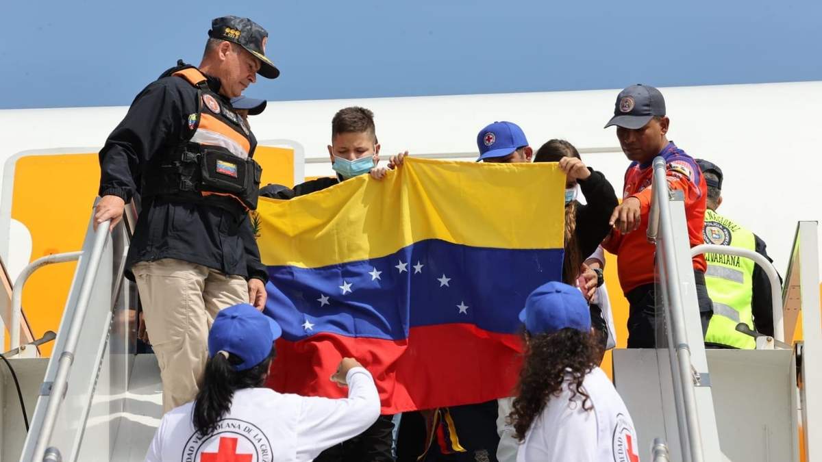 Venezuela anuncia acuerdo con EU para reanudar vuelos de repatriación de migrantes