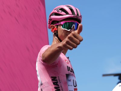Isaac del Toro suma tercer podio y sigue de líder en el Giro de Italia después de 11 etapas