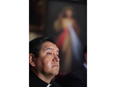 Hugo Valdemar llama a católicos a defender su fe y templos durante marcha feminista