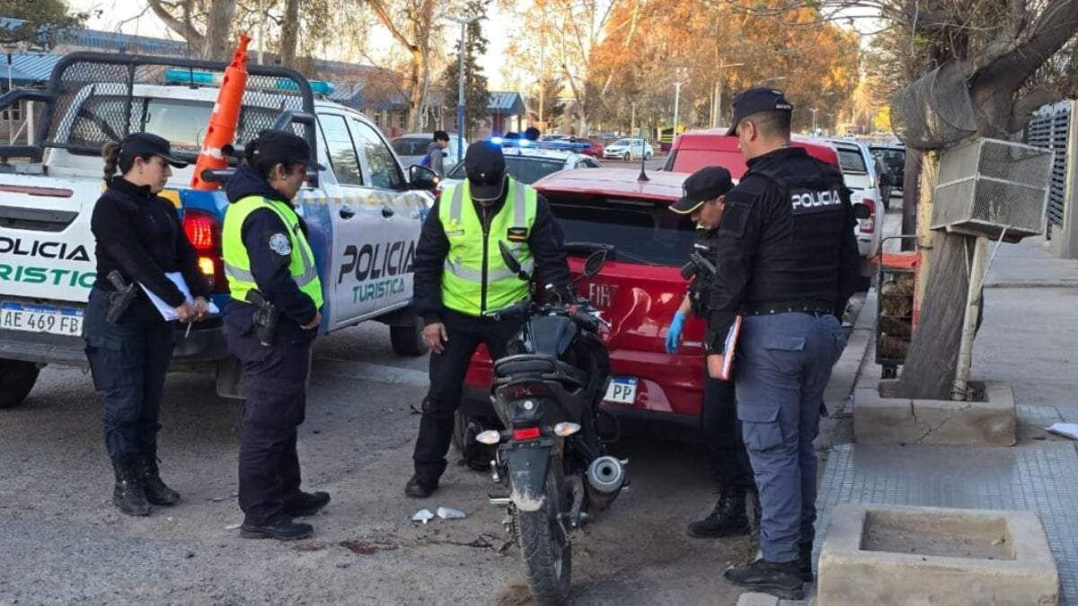 La moto tras el accidente con el auto en Centenario. Fuente: (Centenario Digital)
