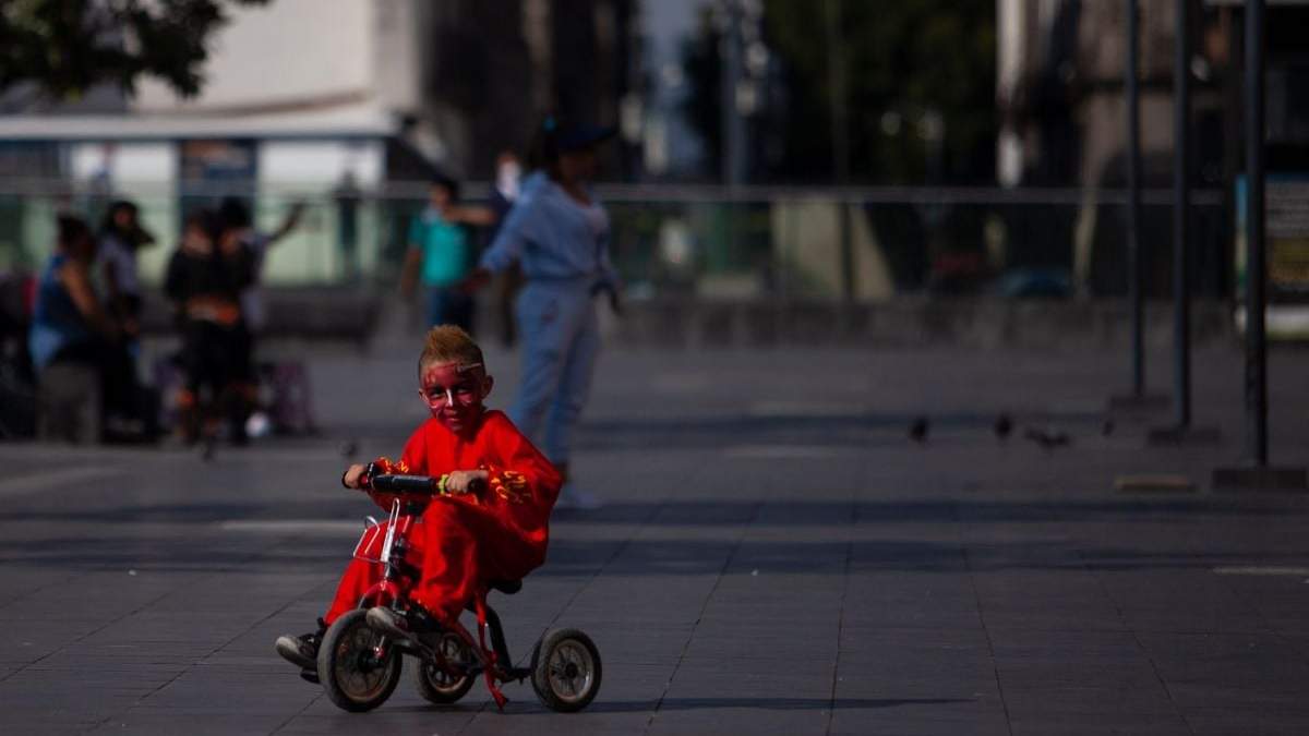 Uno niño jugando en las calles del Centro Histórico de la Ciudad de México